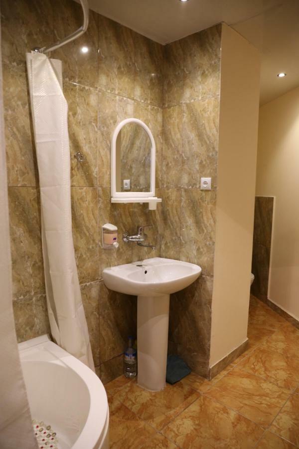 Private Rooms In The City Center - Chonqadze 9 Tbilisi Bagian luar foto